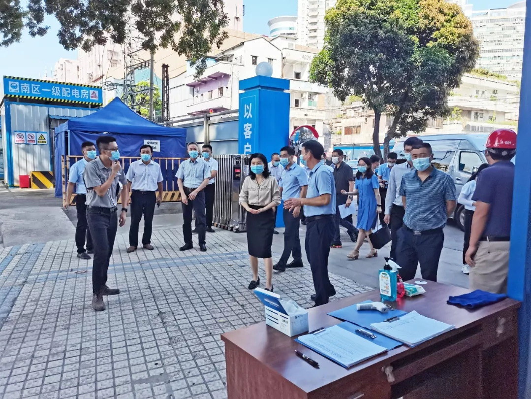 東莞市副市長(zhǎng)黎軍一行視察我司承建的東莞中學(xué)（初中校區(qū)）工程